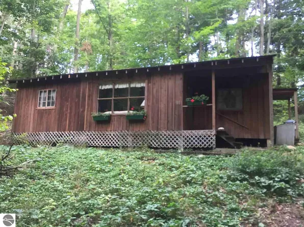 558 Edwards Ave, Frankfort, MI 49635