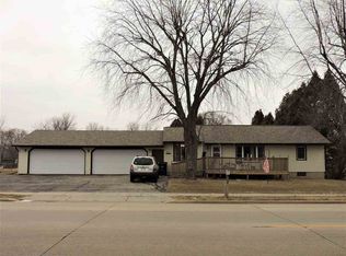 1325 E Main St, Omro, WI 54963