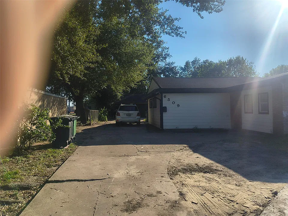 6509 Sharpview Dr
