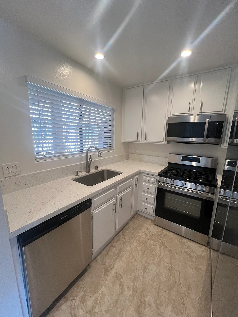 Building Photo - 4307 Whitsett Ave #204
