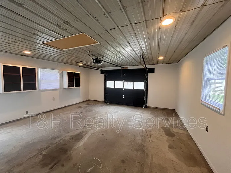 708 N Independence St — Photo 35