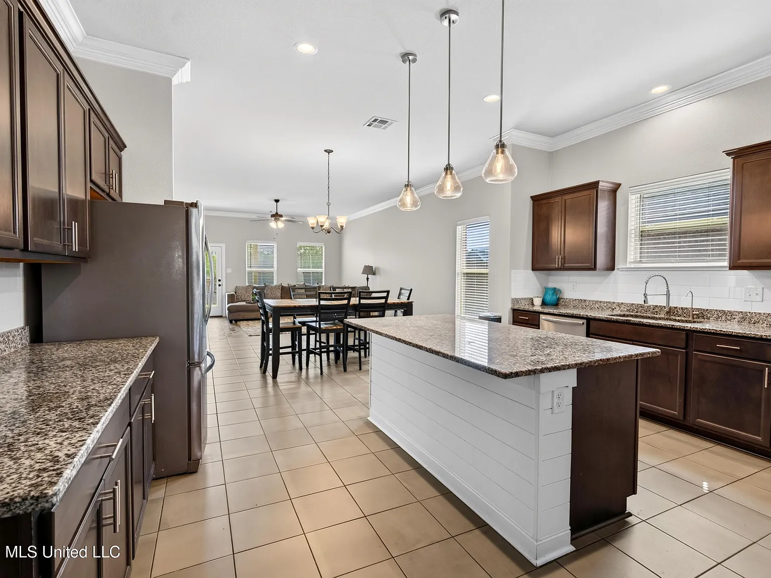 4 bed, 3.0 bath, 2097 sqft, $2,150 — Photo 4