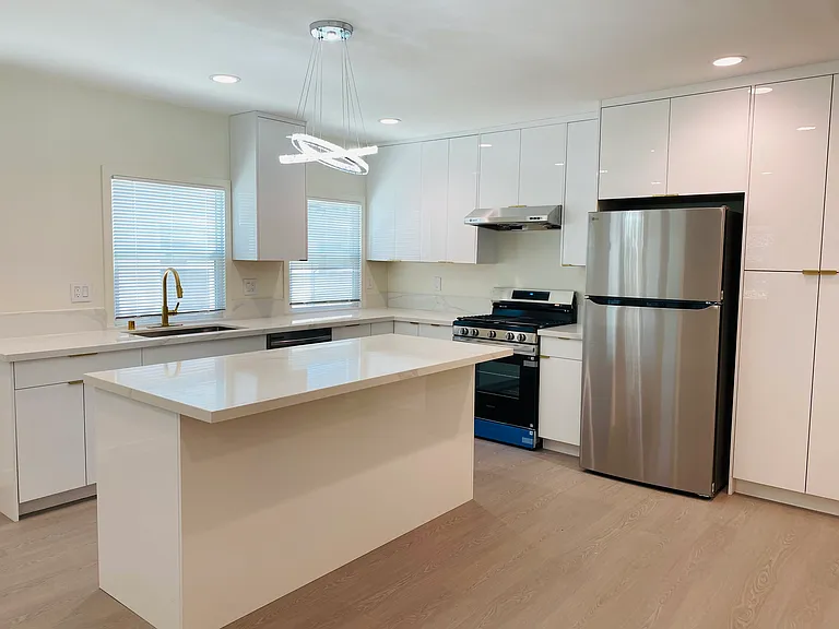 329 N Bushnell Ave — Photo 2