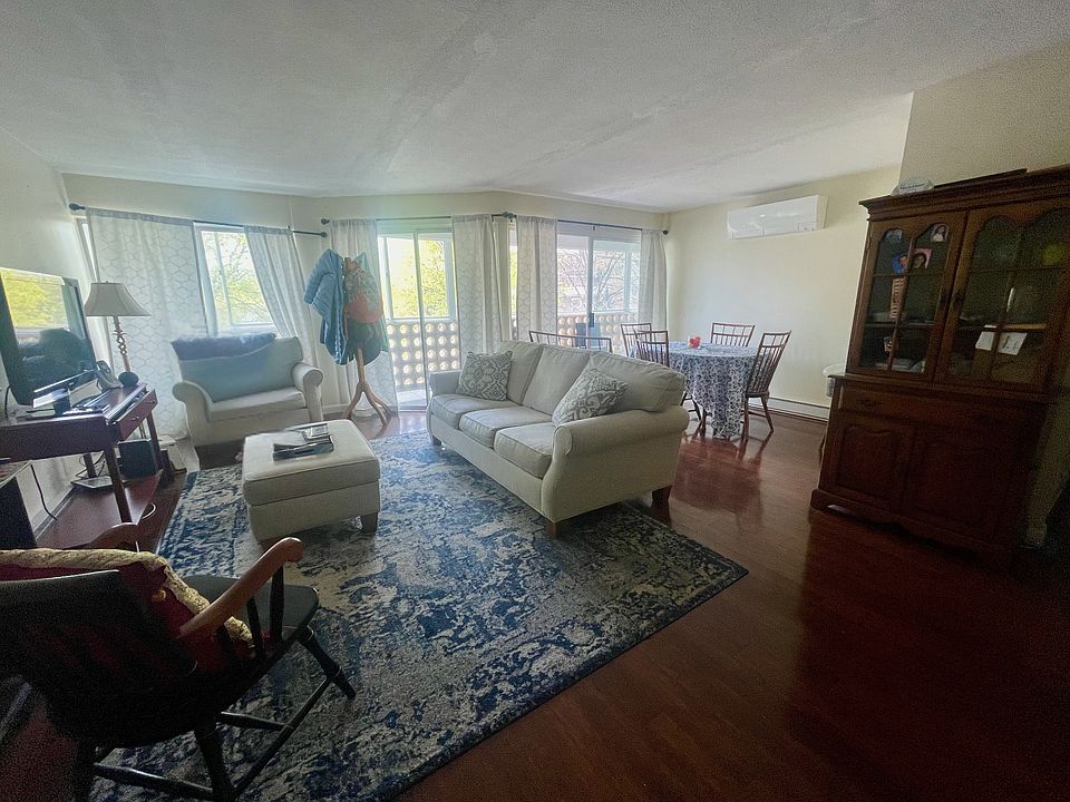 Living/Dining area
