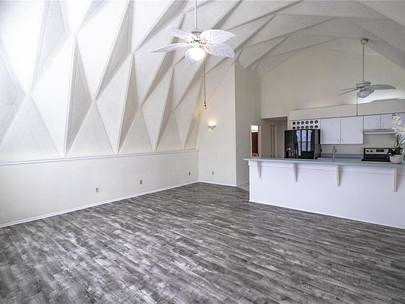 4th image of 2480 E Lake Dr