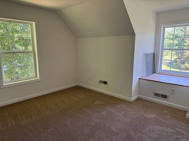 1010 Twin Ct — Photo 9