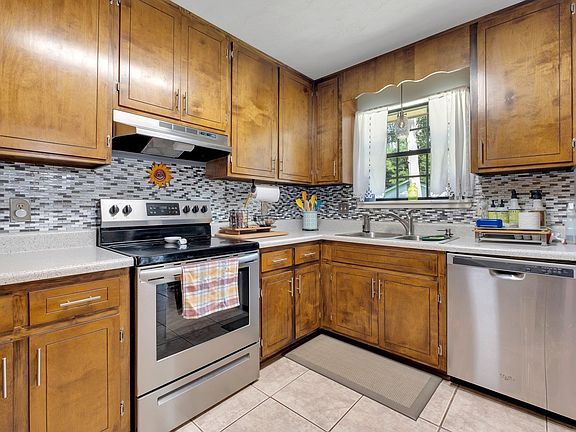 3rd image of 3217 Earl Dr