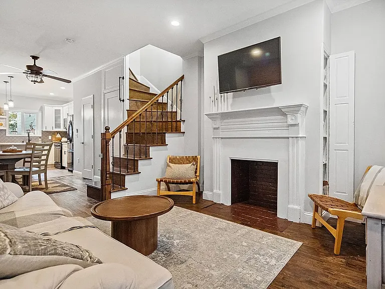 114 E Allen St — Photo 4