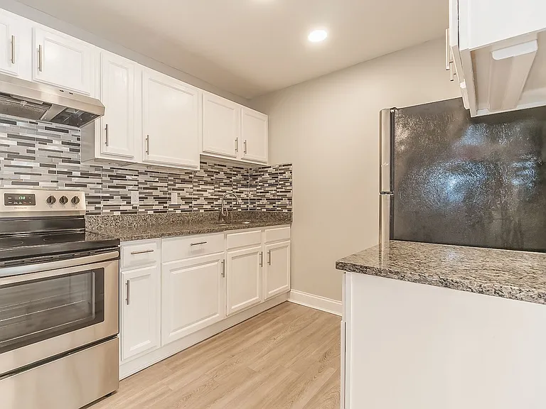 Crystal Heights Apartments — Photo 34