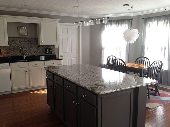 KITCHEN AND BREAKFAST NOOK