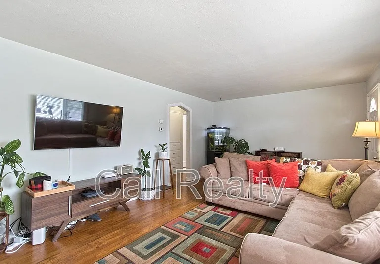 1117 E 33rd Ave — Photo 3
