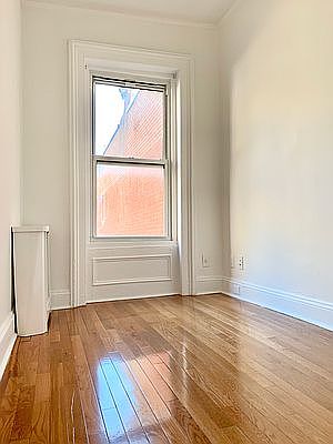 3rd image of 127 E 61st St APT 5R