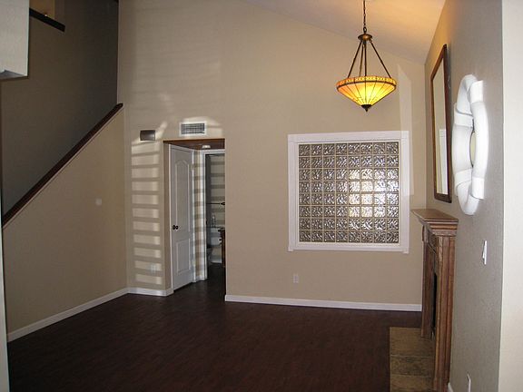 Living room w/vaulted ceilings