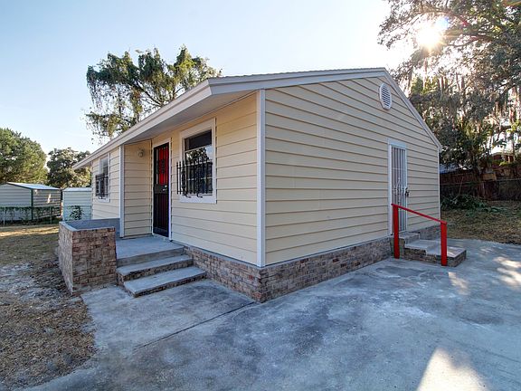 4th image of 9604 Banyan Ave
