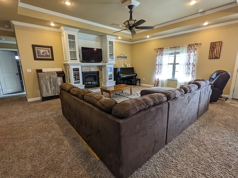 4320 Springwood Dr — Photo 2