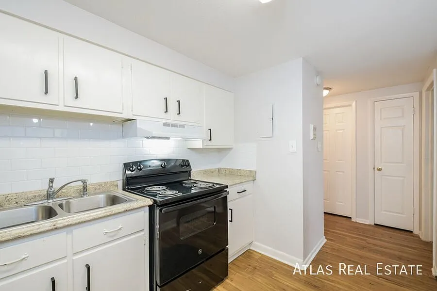 Available Now! 2nd Floor 2 Bed 1 Bath Apartment Near Regis University and Berkeley Lake! — Photo 2