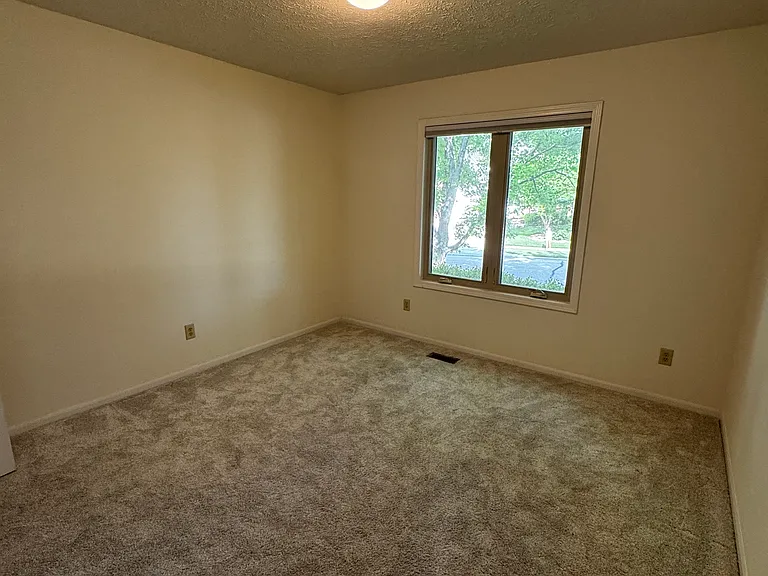 324 N Lancaster Dr — Photo 19