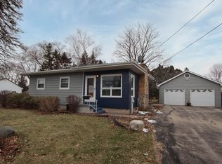 95 S Oakwood Rd, Oshkosh, WI 54904