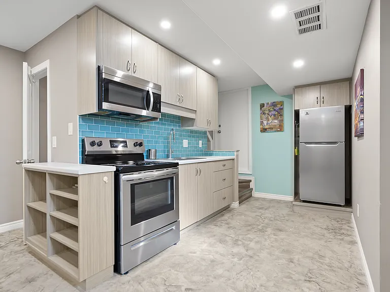 53 College Ave W — Photo 10