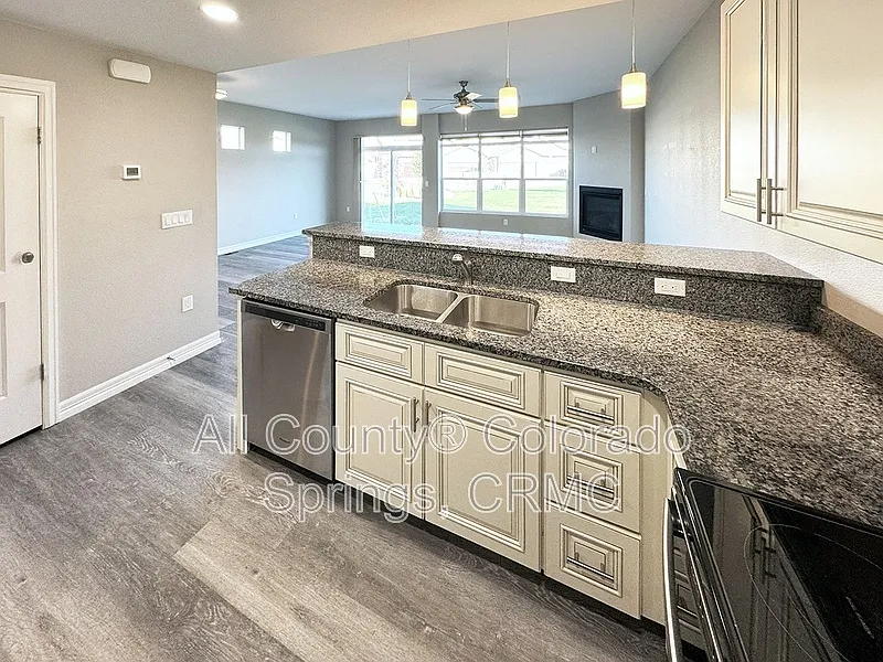 3 bed, 2.5 bath, 1522 sqft, $2,295 — Photo 3