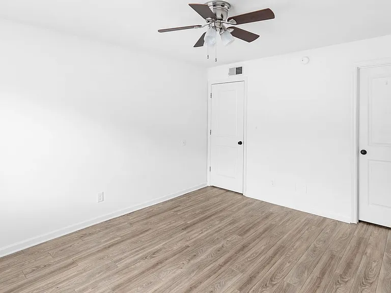 Linridge Apartments — Photo 17