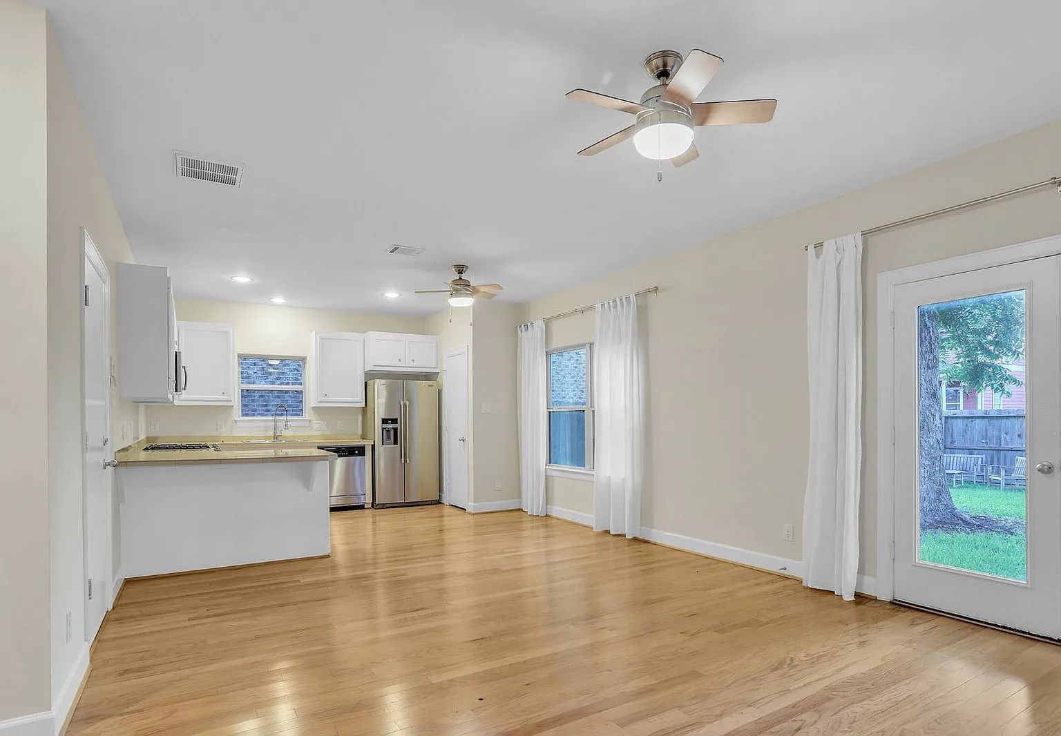 3 bed, 2.5 bath, 1653 sqft, $2,200 — Photo 3