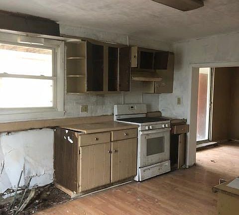 2nd image of 2407 Canby St