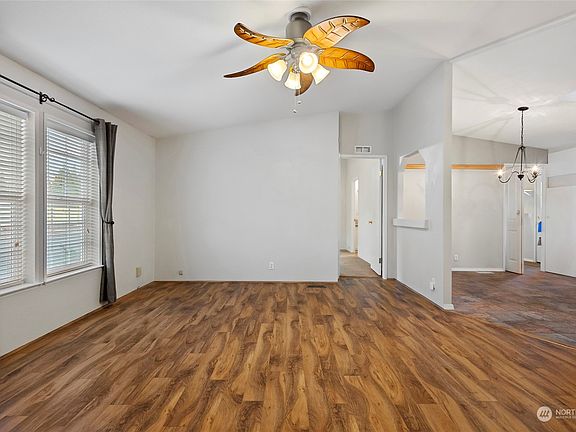 5th image of 868 Carriage Court #35