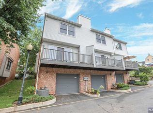 124 Panorama Dr, Edgewater, NJ 07020