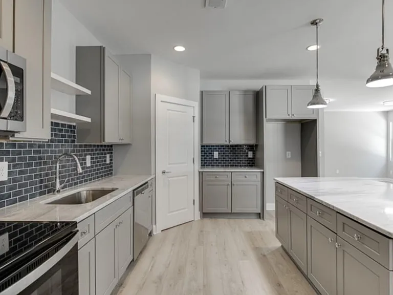 1641 E Broad St — Photo 9