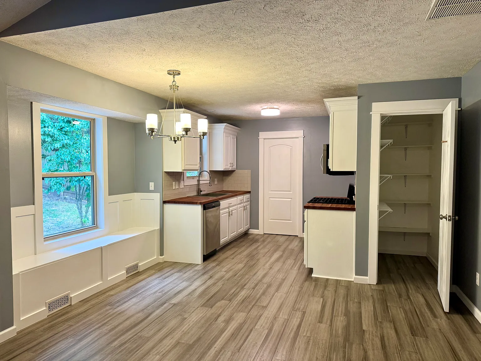 4296 S Hemlock Ave — Photo 3