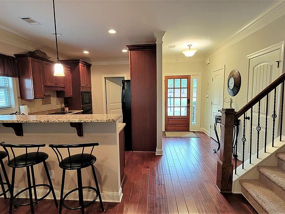4th image of 100-8 Crane Ln