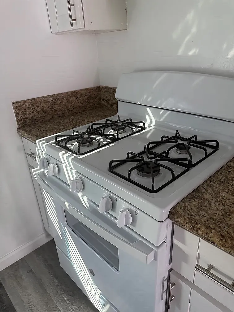 2 bed, 800 sqft, $2,500 — Photo 2