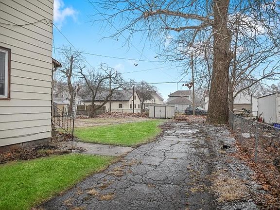 4th image of 32 Oakwood Ave