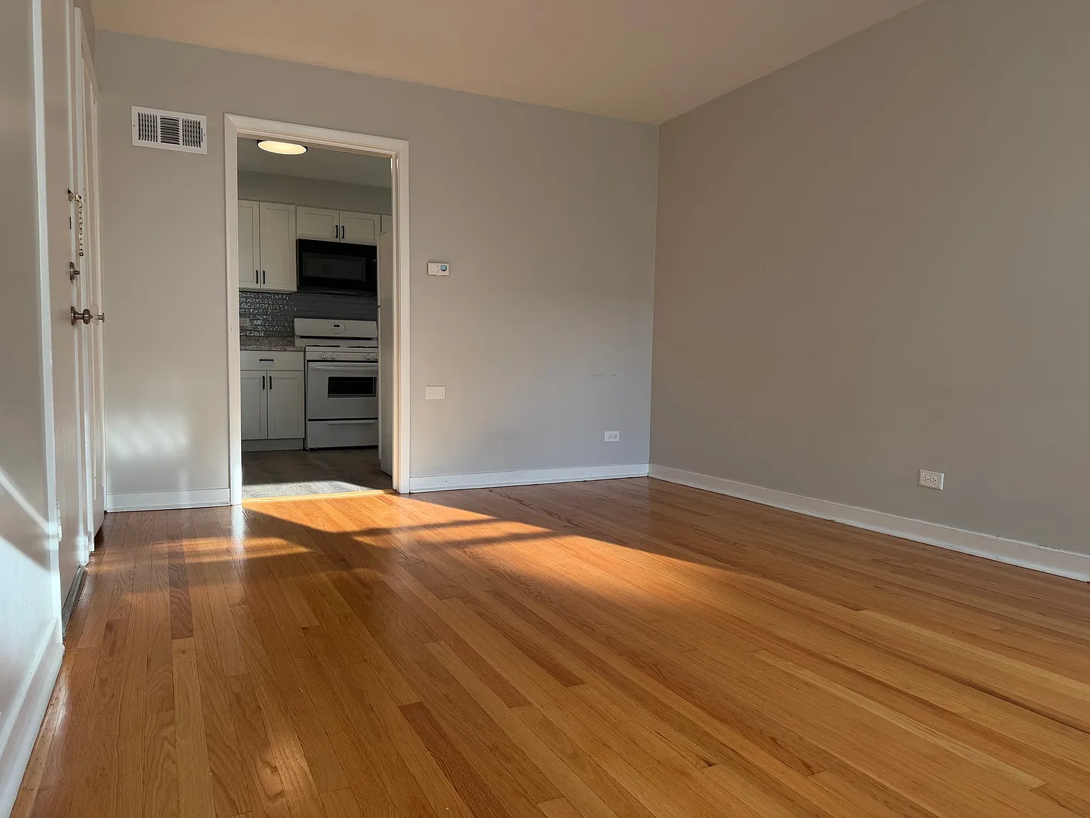 Beautifully renovated and immaculately maintained 2-bedroom apartment for rent! — Photo 2