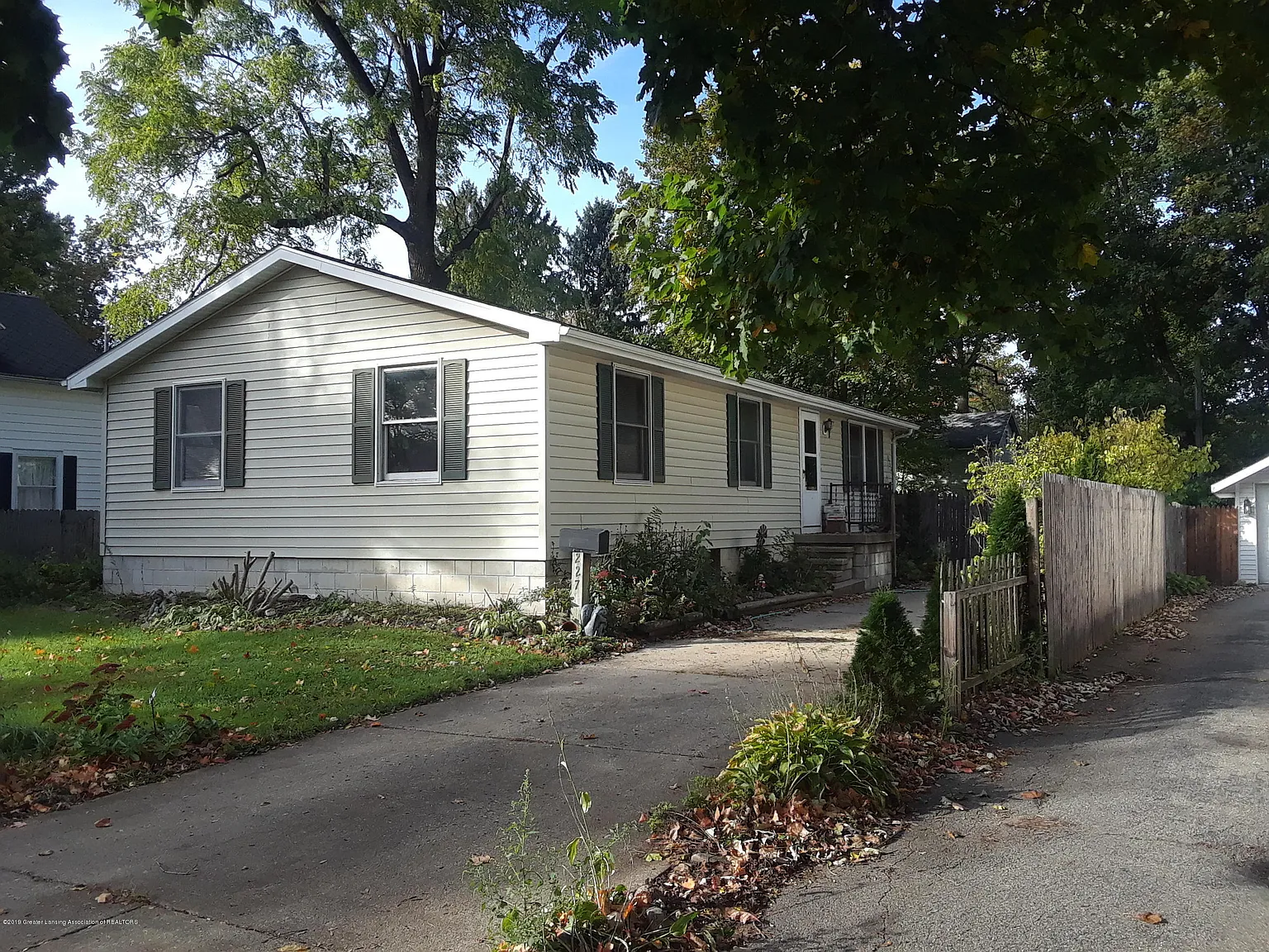227 Holmes St photo 1