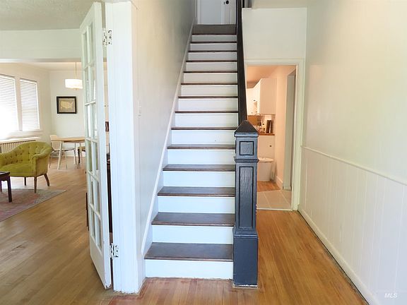 3rd image of 154 E 10th St
