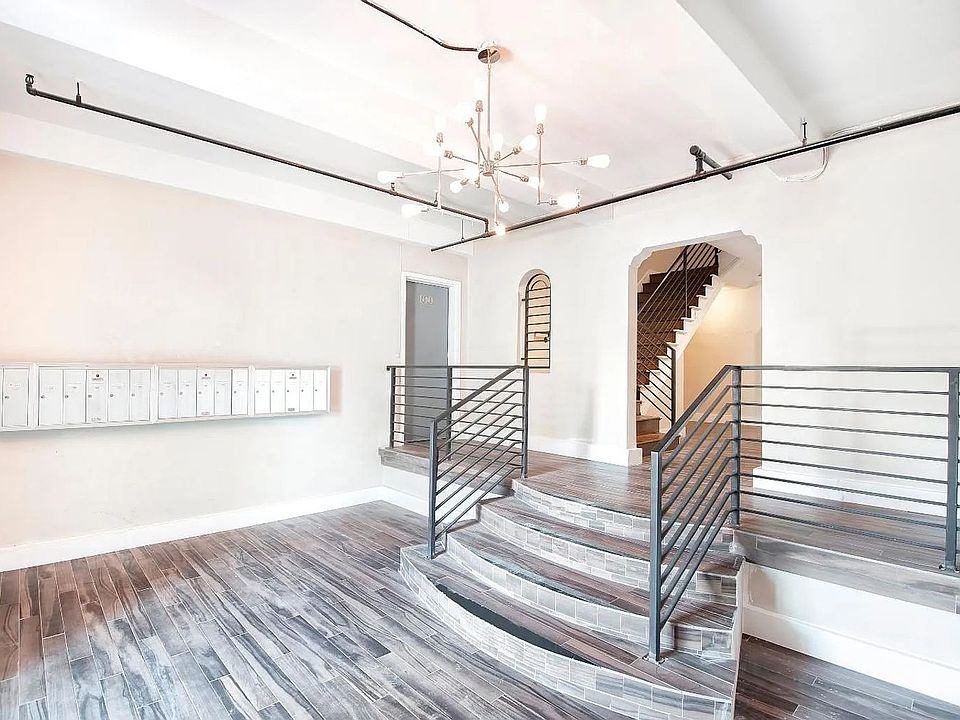 1st image of 250 N Kenmore Ave #301