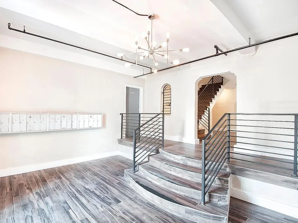 250 N Kenmore Ave #301