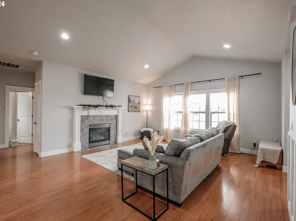 159 Bishop Rd, Aumsville, OR 97325