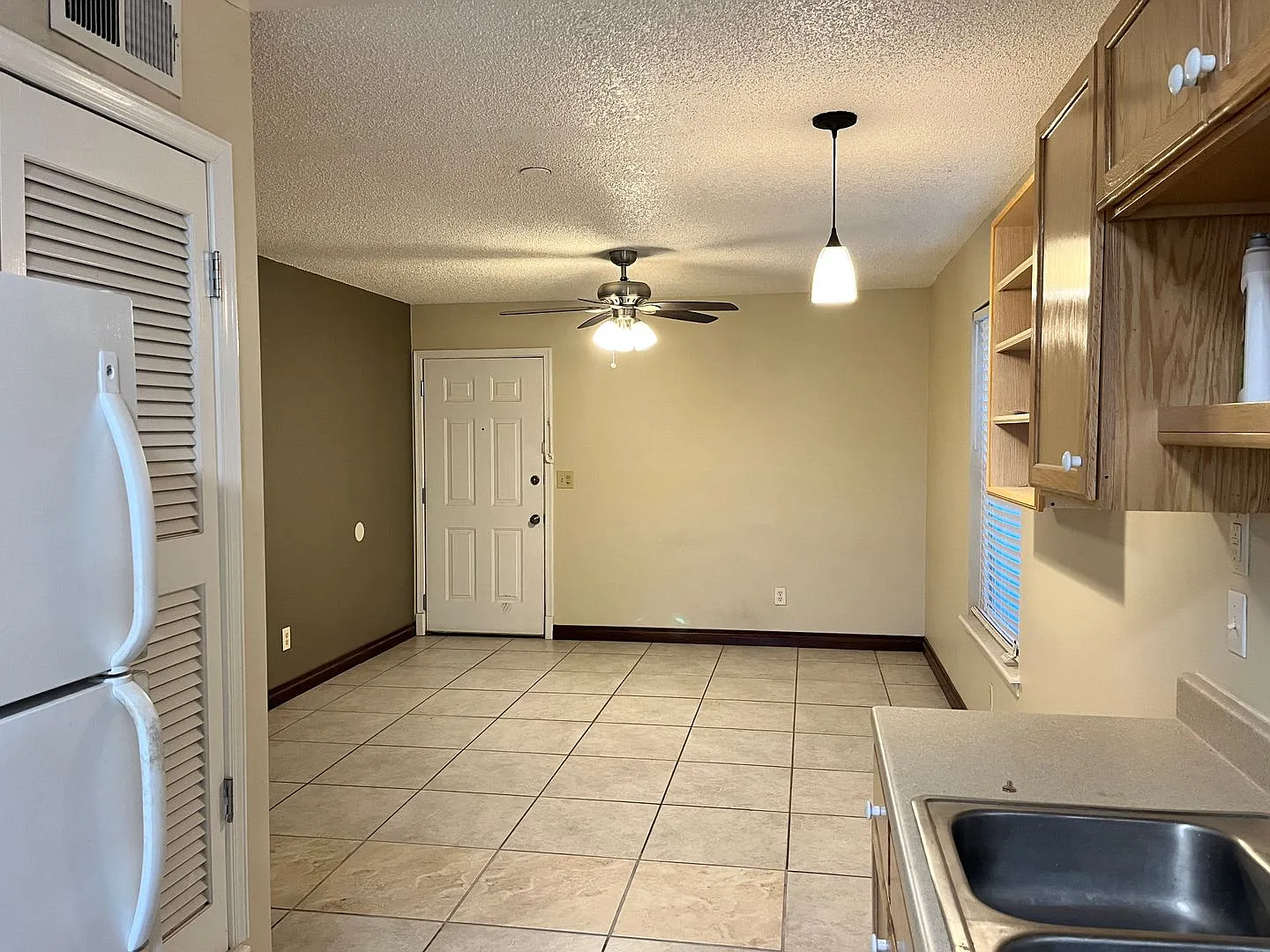 Beautiful 2 Bed - 1 Baths Apartment Part Of A Triplex — Photo 4