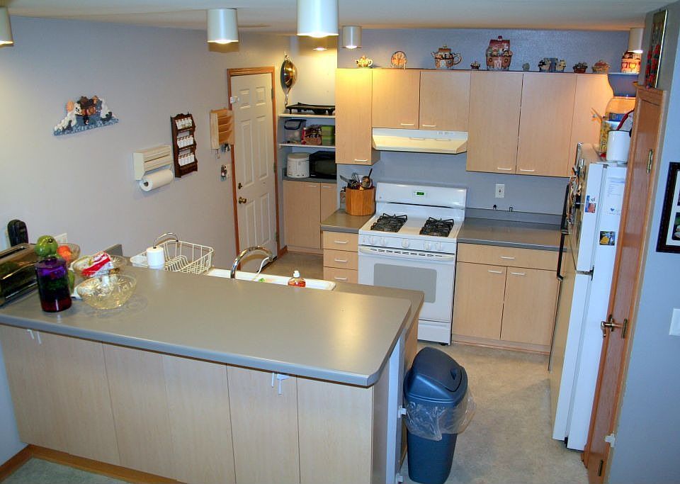 Kitchen w/ breakfast counter