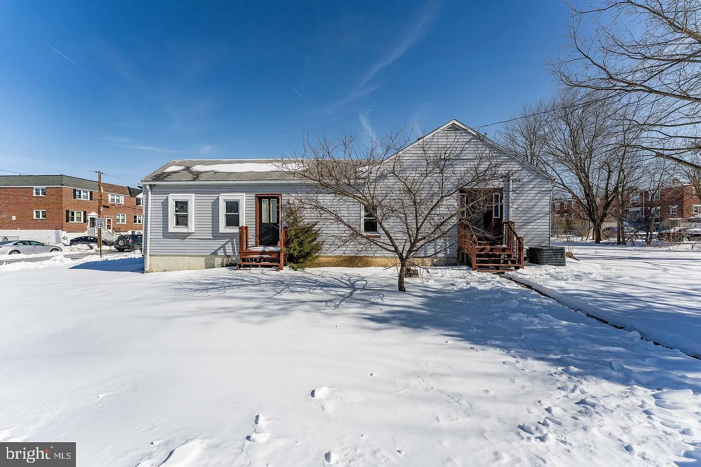 3 bed, 2.0 bath, 2576 sqft, $2,400 — Photo 1