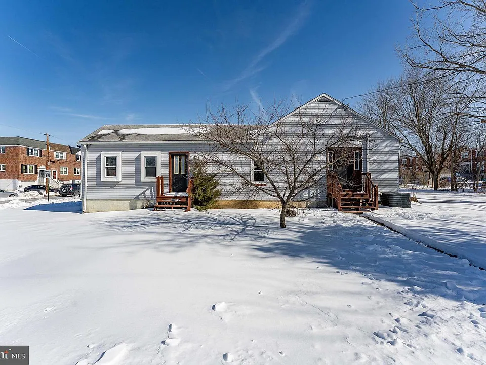 390 Mary St