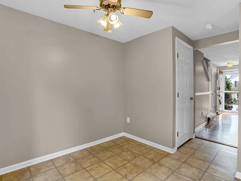437 Ashton Ln — Photo 12