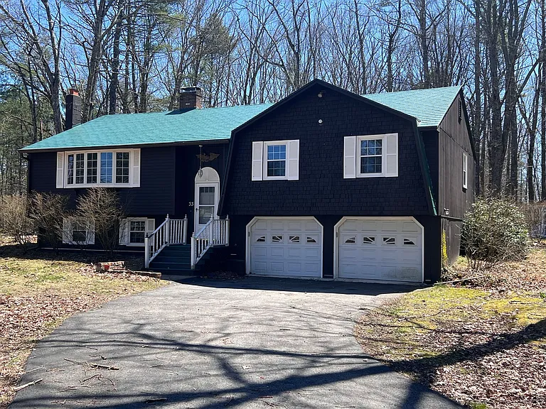 33 Meadowbrook Dr — Photo 1