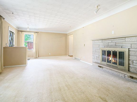 5th image of 6191 Crestwood Ave