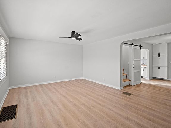 3rd image of 733 W Grand Ave