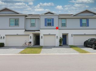656 NE Waters Edge Ln, Port Saint Lucie, FL 34983