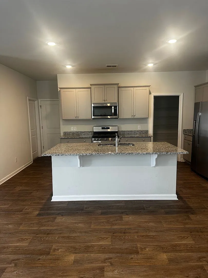 Beautiful and Spacious 5-Bedroom Home in Goose Creek — Photo 2